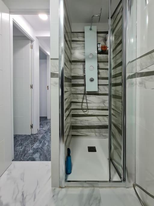 Modern Apartment Right In The Heart Of เบนิดอร์ม ภายนอก รูปภาพ
